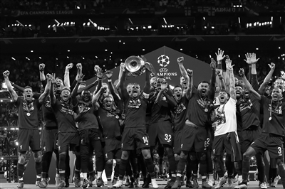 西甲发布冬季新款比赛用球：荧光黄配色，纹理致敬赛车运动（西甲推出冬季版比赛球：荧光黄主色，纹理灵感源自赛车）