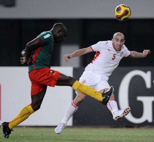 足球世界杯主题周边开售，球迷抢购（世界杯主题周边上架，球迷热购）