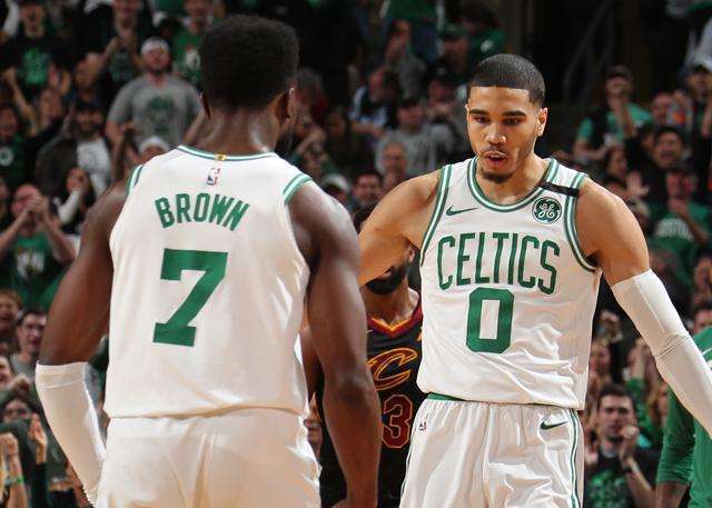 马卡：维尼修斯和皇马续约谈判远未达成，期限与年薪上有分歧（马卡报：皇马与维尼修斯续约受阻，双方在合同年限与薪资上意见不一）