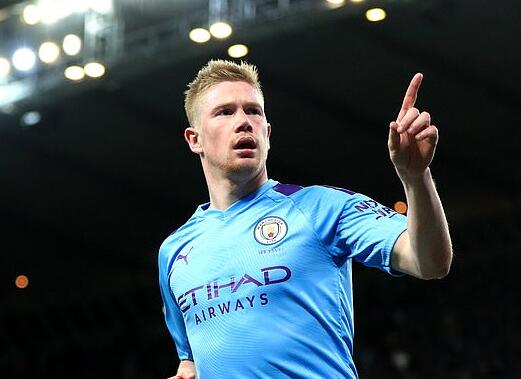 在与新西兰女足的友谊赛中，克尔受邀在一位球迷的孕肚上签名（友谊赛对阵新西兰女足，克尔受邀为球迷孕肚签名）