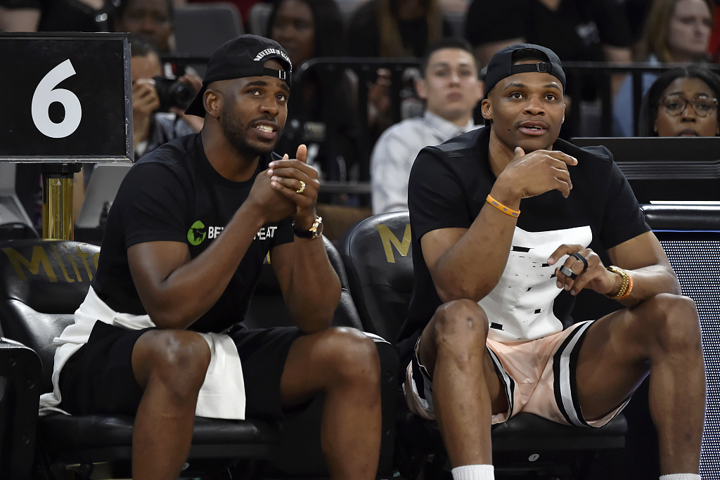 球星连续三次强硬打成（球星三度强硬打进）