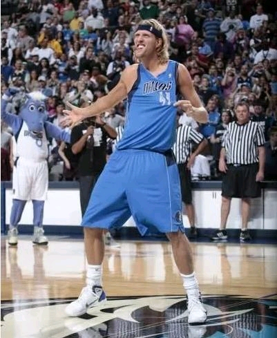 英超-狼队0-3曼联：送副班长首胜？NO！阿莫林要逼近欧冠区｜前瞻（英超-狼队0-3曼联：拒做送分童子，阿莫林剑指欧冠区｜前瞻）