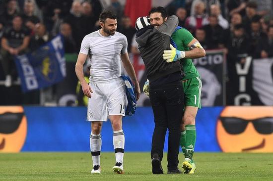 马竞表彰50年以上的老会员，球队主席塞雷佐出席并颁发纪念章（马竞为入会50年以上资深会员授勋，主席塞雷佐亲临颁发纪念章）