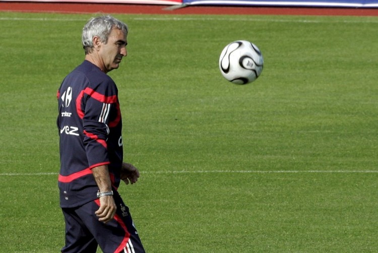 王楚钦香港机场疲惫不堪，高强度赛程下困意难掩（高强度征战后，王楚钦在香港机场难掩疲态）