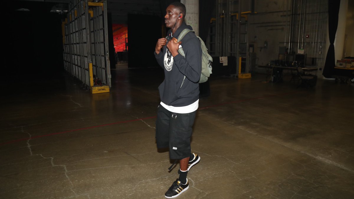 广东男篮防守稳固力克上海（广东男篮凭强悍防守击败上海队）