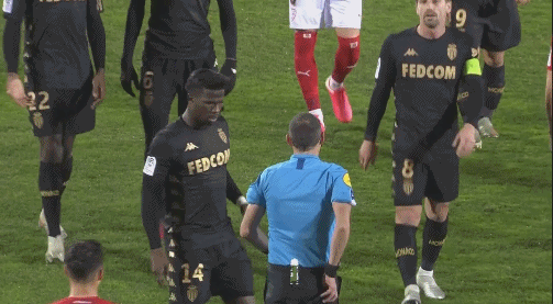 詹姆斯：亚当斯强的离谱，全队人加上教练组、安保才能卡住他