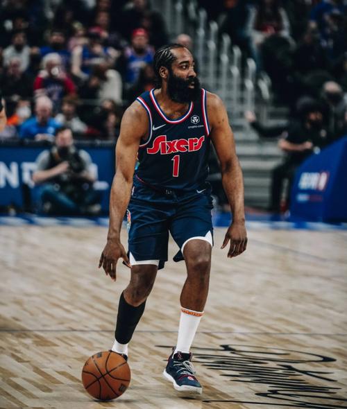 欧文突破防守助攻制胜（欧文强突防线送出制胜助攻）